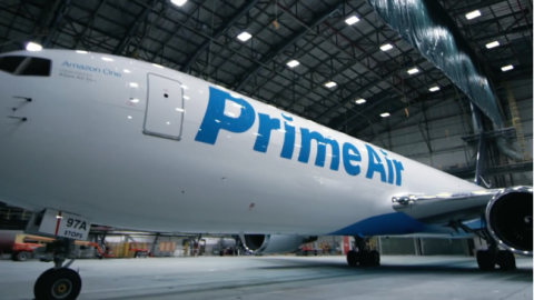 Video: eerste vliegtuig van Amazon in de lucht