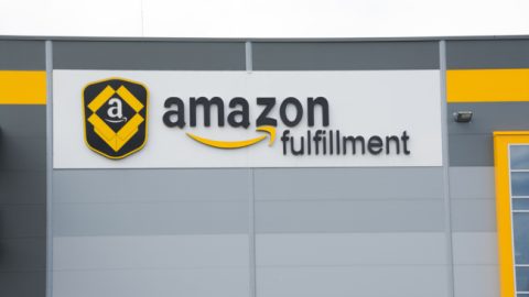 ‘Medewerkers Amazon slapen in tenten bij distributiecentrum’