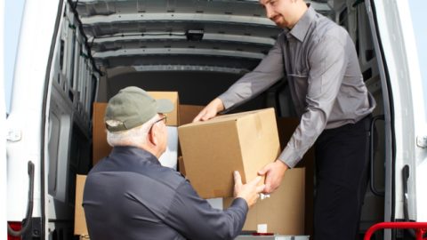 In Eindhoven kunnen eenzame mensen pakketjes aannemen