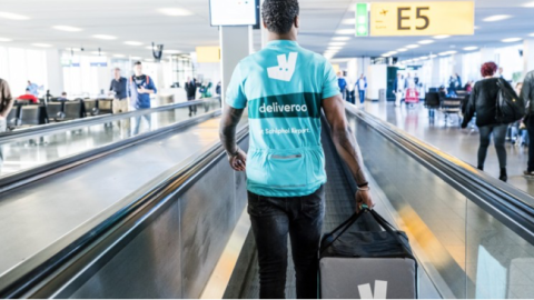 Schiphol en Deliveroo bezorgen maaltijden tot aan de gate