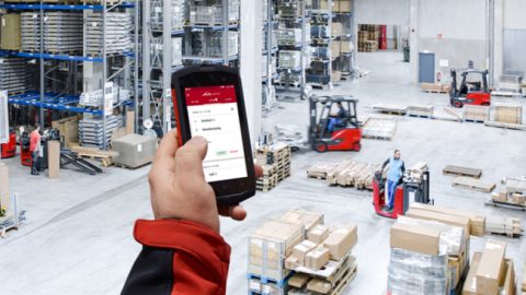 Linde instrueert heftruckchauffeurs met een app