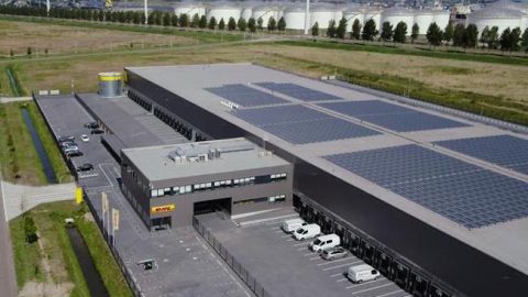​DHL opent sorteercentrum met zonnedak in Amsterdam