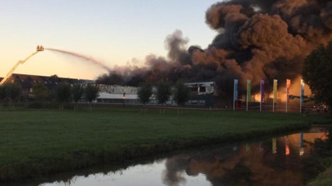 Magazijn Montapacking gaat in vlammen op