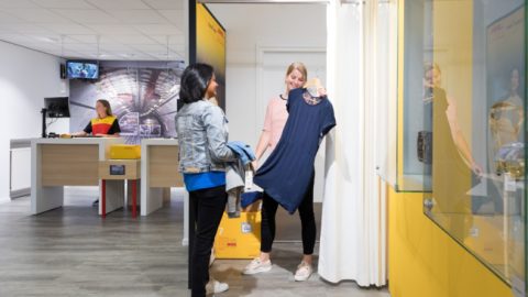 DHL plaatst pashokjes bij afhaalpunten