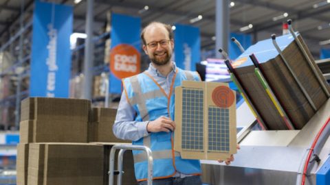 Coolblue verwerkt zonnecellen in pakketten