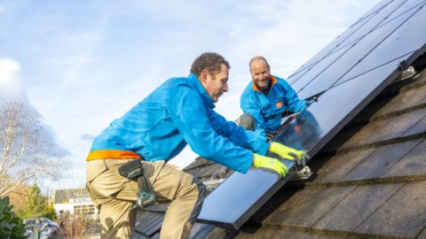 Coolblue stapt in zonnepanelen en zoekt duizend installateurs