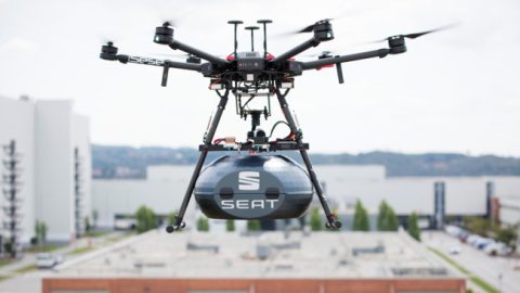 Seat brengt onderdelen per drone naar fabriek