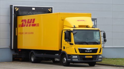 DHL laadt vrachtwagens voller door hogere rolcontainers