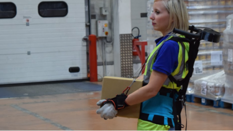 FM Logistic zet eigen exoskelet in op logistieke sites