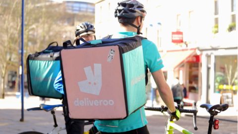 Deliveroo stopt deels in België als het bezorgers in dienst moet nemen