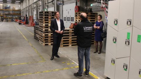 Premier Rutte bezoekt door corona getroffen transportondernemers
