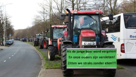 Boeren blokkeren distributiecentra supermarkten