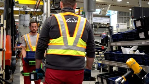 Linde komt met slim veiligheidsvest voor anderhalve meter afstand