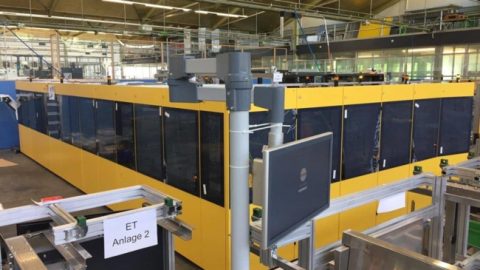 Reclameland steekt miljoen in volautomatische inpakmachine