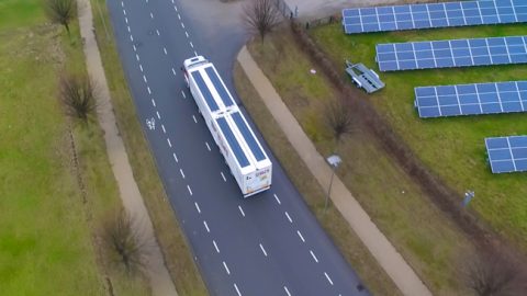 Vrachtwagens met zonnedak de weg op