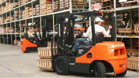 ‘Coronawerklozen’ krijgen stoomcursus voor baan in de logistiek