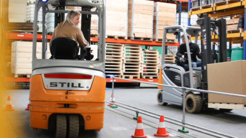 Heftruckchauffeur vergrijst in hoog tempo