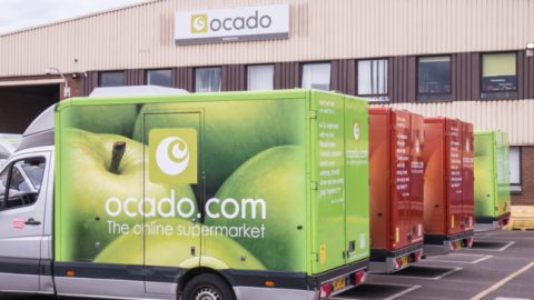 Brand in Ocado-dc na botsing met drie robots
