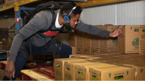 Ahold Delhaize hijst dc-medewerkers in exoskeletten