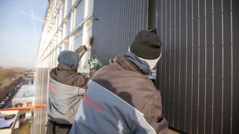 CB voorziet gevel magazijn van zonnepanelen