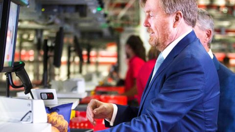 Koning Willem Alexander opent geautomatiseerd dc Picnic