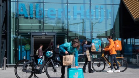Albert Heijn laat Deliveroo en Thuisbezorgd.nl boodschappen bezorgen