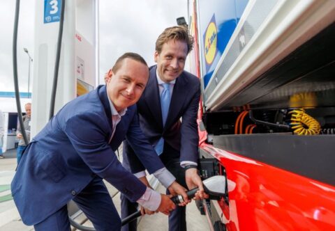 Het nieuwe laadplein voor elektrisch transport is geopend door Lidl-CEO Peter de Roos en minister Vincent Karremans.